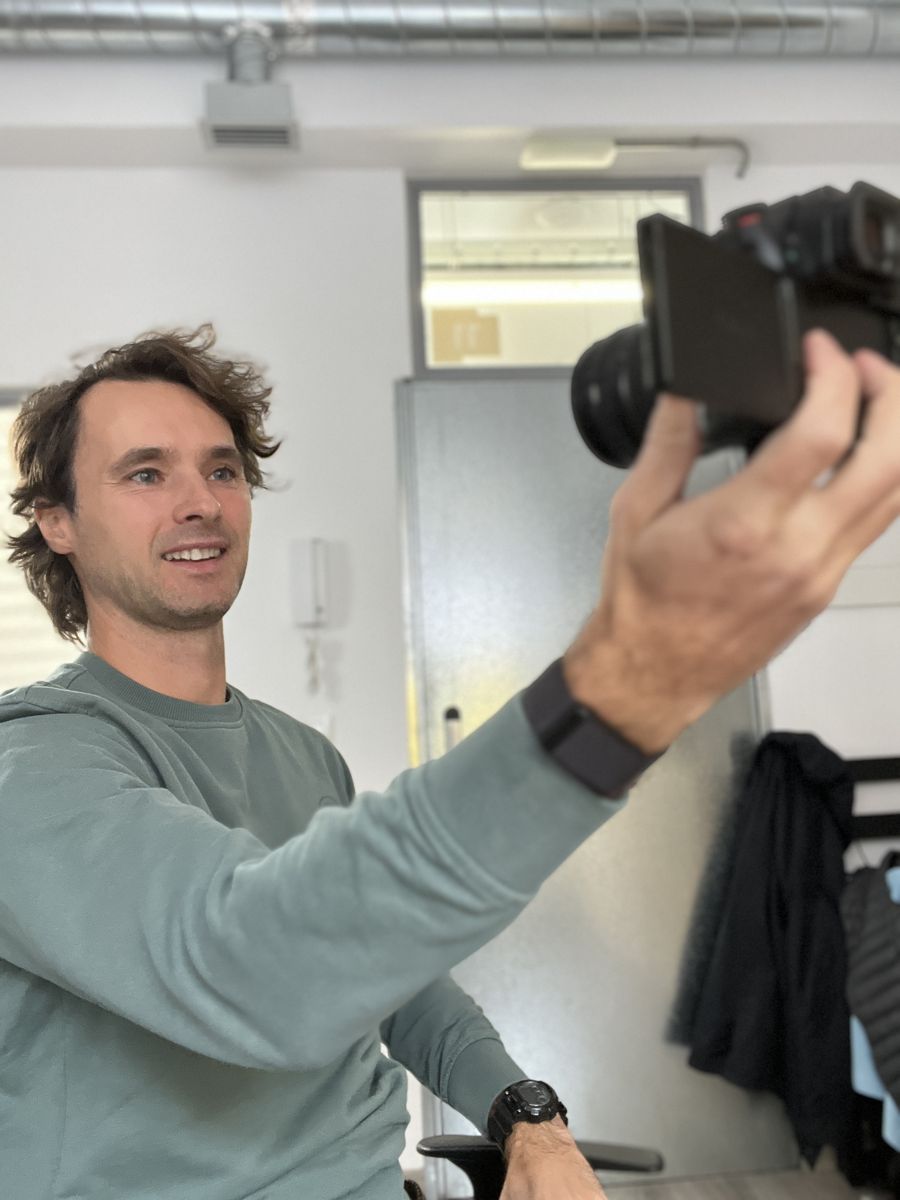 Maciek Strzyz grabando un anuncio con cámara en mano